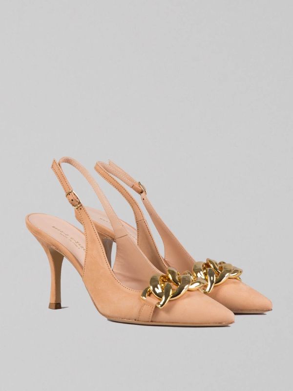 NUBUCK DÉCOLLETÉ WITH GOLD CHAIN ​​ACCESSORY