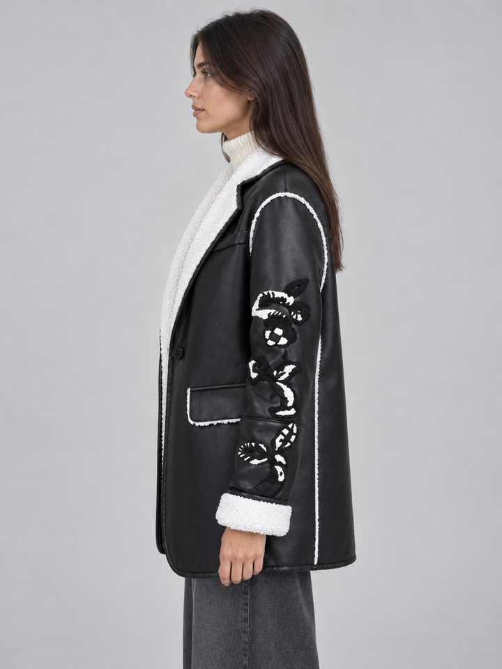 Giacca oversize effetto montone con ricami