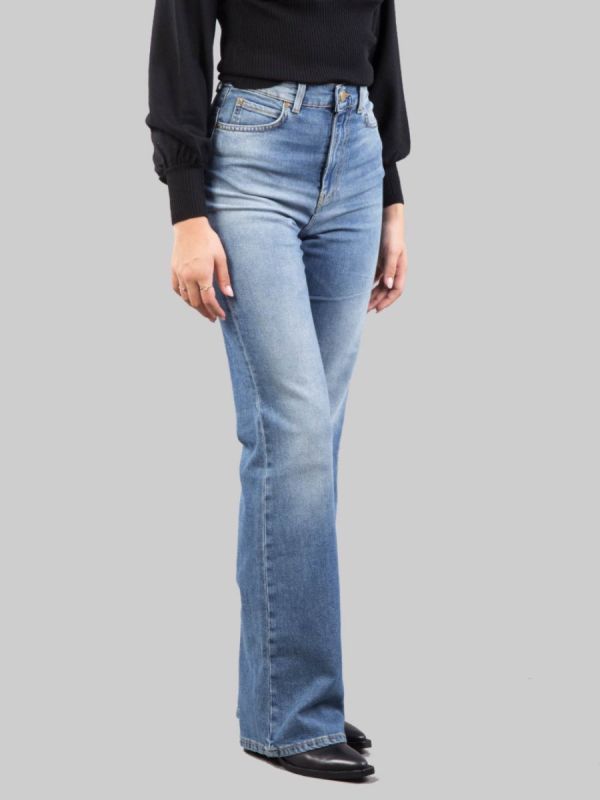 HIGH WAISTED JEANS WITH A FLARED BOTTOM WITH A LIGHT STRETCH
