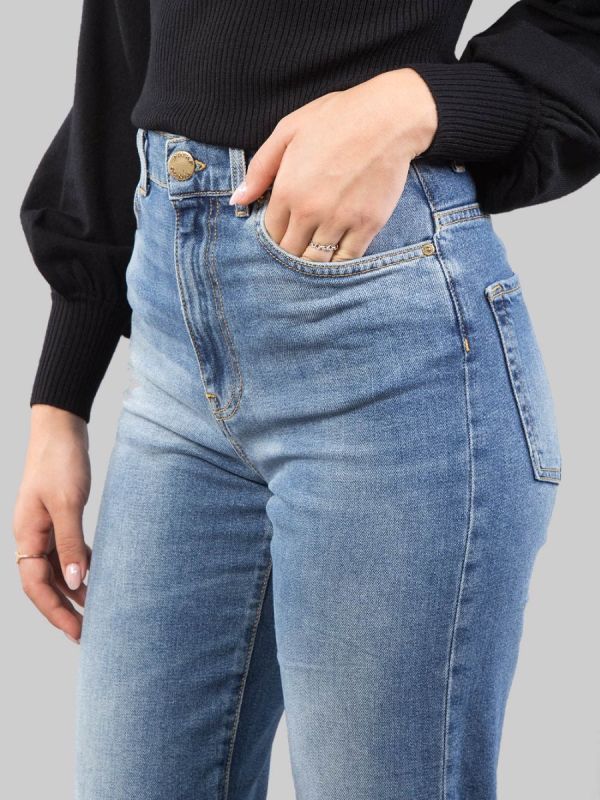 HIGH WAISTED JEANS WITH A FLARED BOTTOM WITH A LIGHT STRETCH