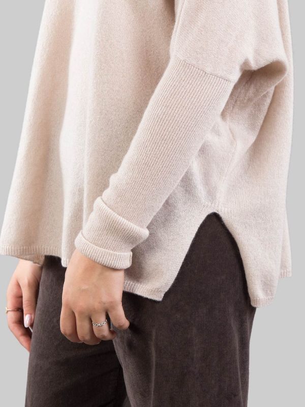 MAGLIA BEIGE CHIARO GIROCOLLO MODELLO BOXY IN CASHMERE