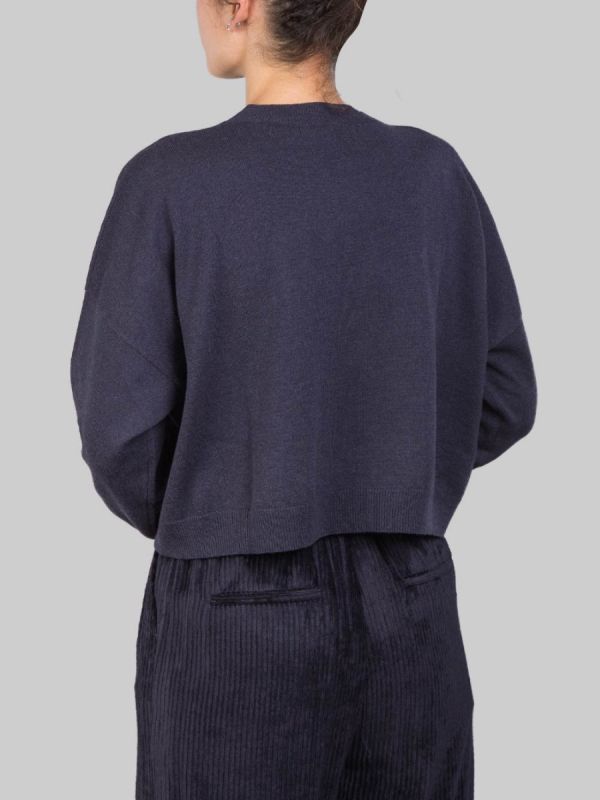 SHORT CREW NECK SWEATER IN NATURAL YARN WITH LIGHT POINTS IN BLUE