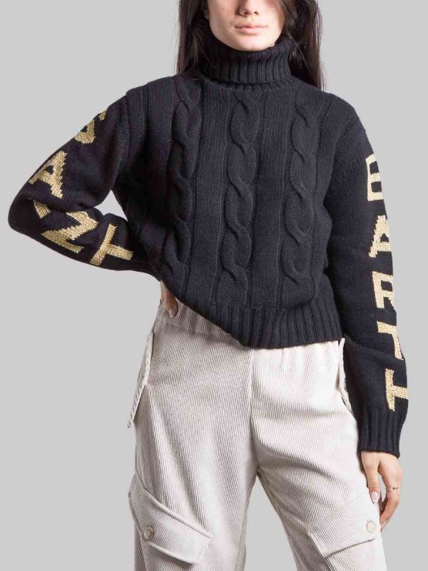 MAGLIA DOLCEVITA IN MISTO CACHEMIRE NERA CON SCRITTA ORO SULLE MANICHE