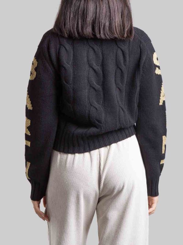 MAGLIA DOLCEVITA IN MISTO CACHEMIRE NERA CON SCRITTA ORO SULLE MANICHE