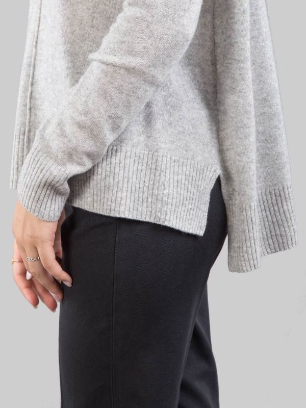 MAGLIA GRIGIO CHIARO IN CASHMERE GIROCOLLO CON RIGA