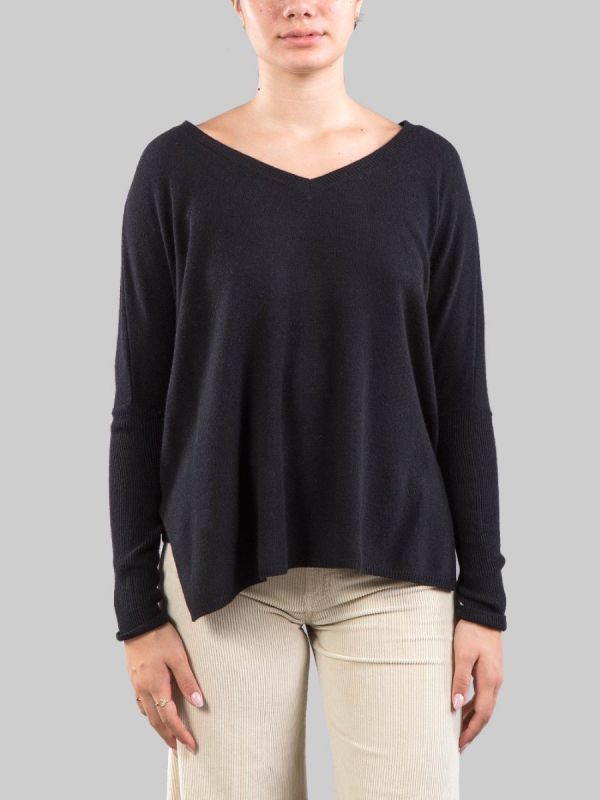 MAGLIA NERA IN CASHMERE CON SCOLLATURA A "V"