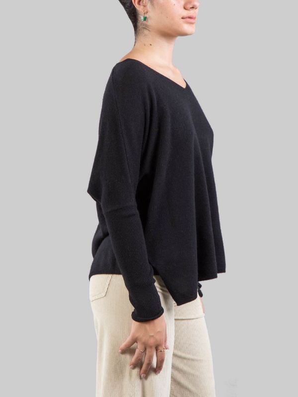 MAGLIA NERA IN CASHMERE CON SCOLLATURA A "V"