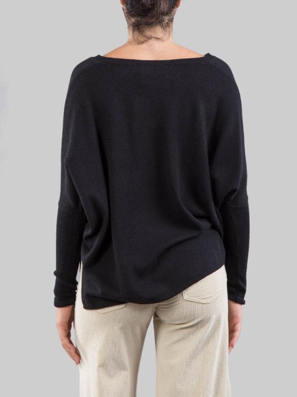 MAGLIA NERA IN CASHMERE CON SCOLLATURA A "V"