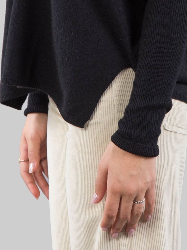 MAGLIA NERA IN CASHMERE CON SCOLLATURA A "V"