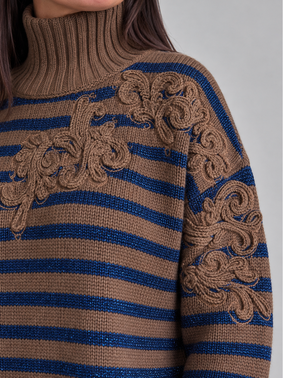 Maglia a righe con ricami in rilievo