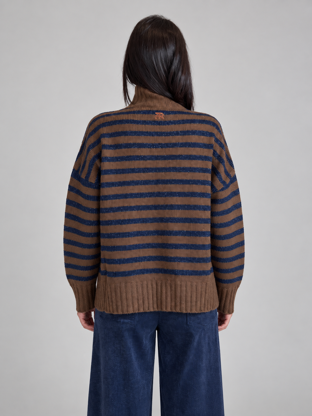 Maglia a righe con ricami in rilievo