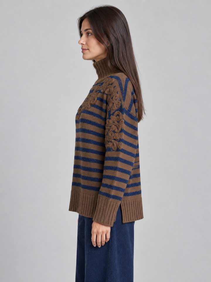 Maglia a righe con ricami in rilievo
