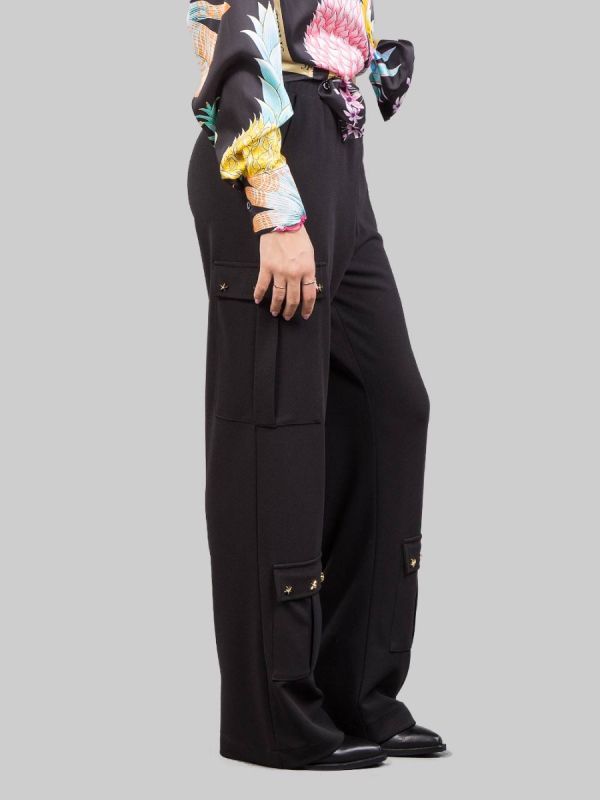 PANTALONI CARGO NERI CON STELLE APPLICATE