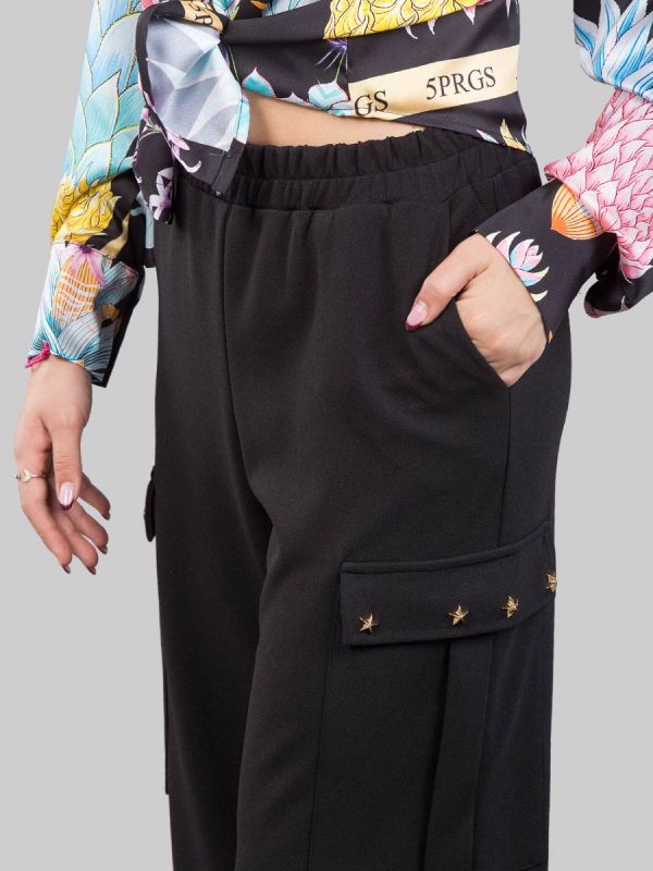 PANTALONI CARGO NERI CON STELLE APPLICATE