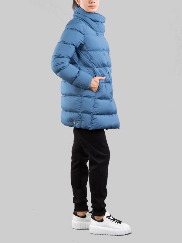 PIUMINO AZZURRO IN TESSUTO ELASTICIZZATO CON COLLO ALTO