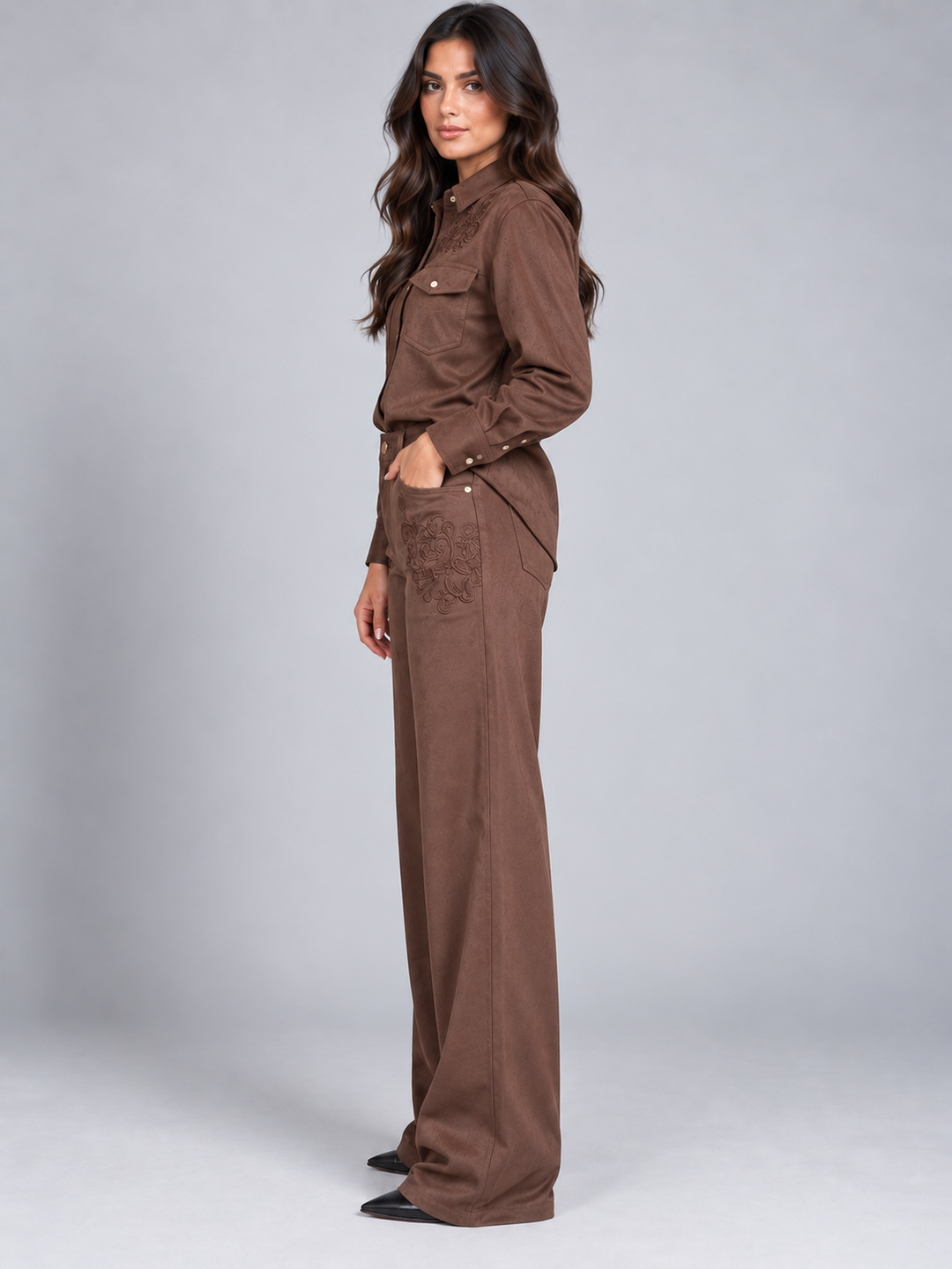 Pantalone ampio in eco daino con ricami