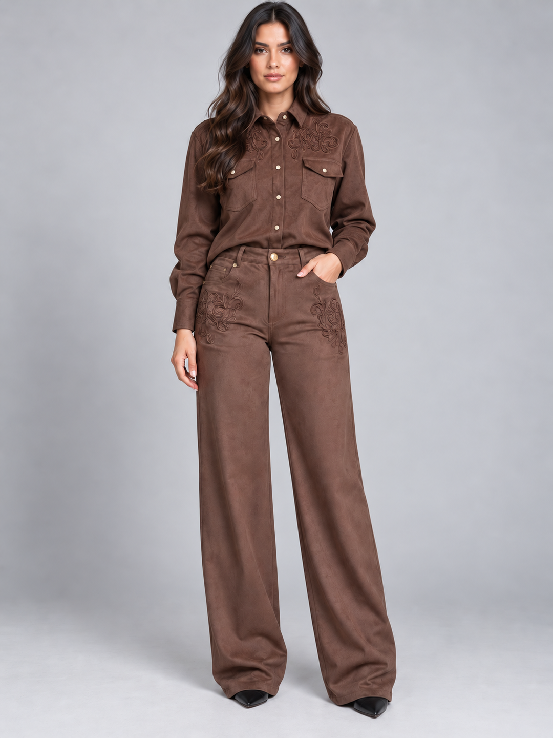 Pantalone ampio in eco daino con ricami