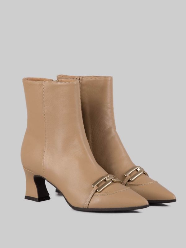 SMOOTH LEATHER HAZELNUT ANKLE BOOTS WITH TONE-ON-TONE METALLIC ACCESSORY