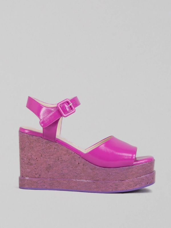 SHINY LEATHER WEDGE SANDALS