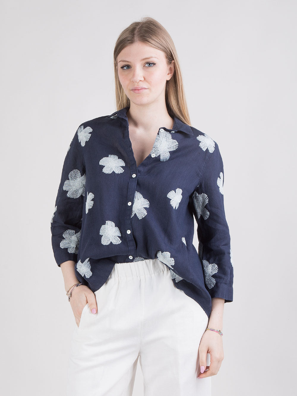 Camicia in lino con ricami floreali