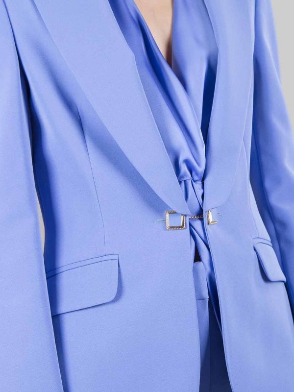 GIACCA MONOPETTO BLU PERVINCA CON BOTTONE GIOIELLO