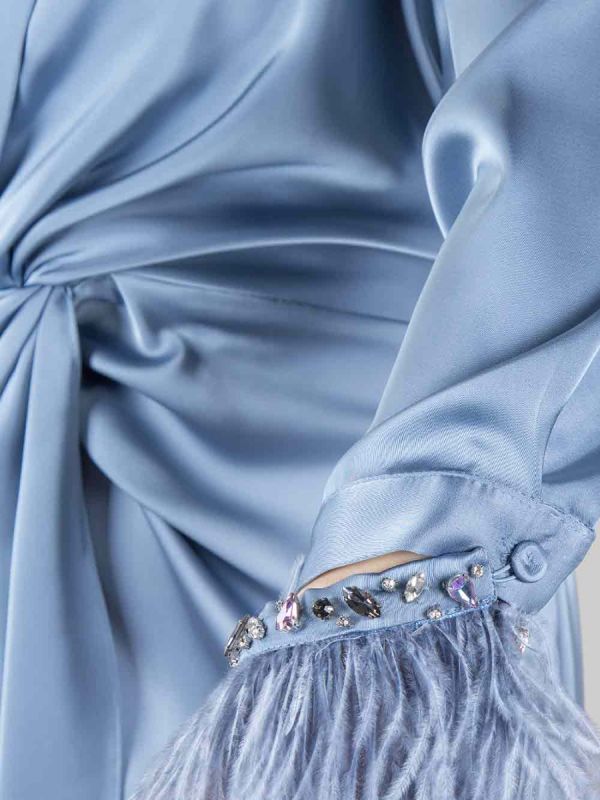 MINI ABITO CELESTE POLVERE CON APPLICAZIONI DI PIUME E STRASS