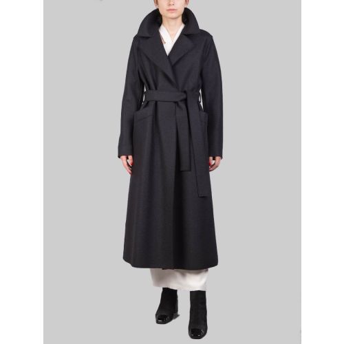 Cappotto nero "a vestaglia" in lana vergine pressata con cintura
